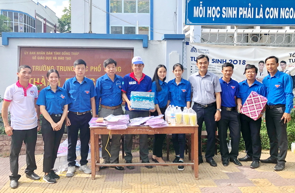 Đ_c Nguyễn Văn Vũ Minh thăm các đội hình tiếp sức mùa thi tại TP Sa Đéc